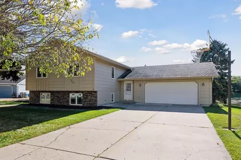 17 Dana Cir, Waconia, MN 55387