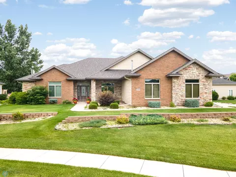 2009 Rose Creek Blvd S, Fargo, ND 58104