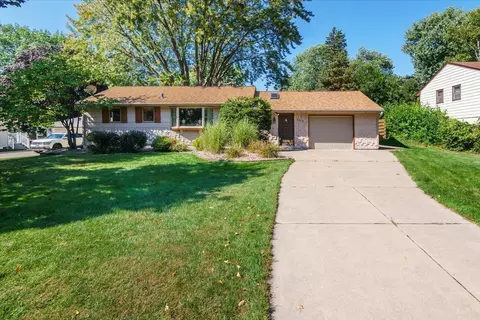 660 Greene Ave N, Oakdale, MN 55128