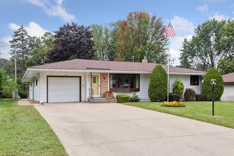 2841 Galtier St, Roseville, MN 55113