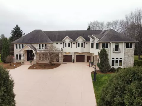 2101 Timberwood Dr, Chanhassen, MN 55317