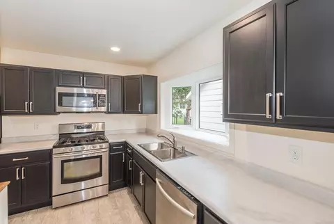 Kitchen - 915 5th Ave NE, Brainerd, MN 56401 photo 2 of 3