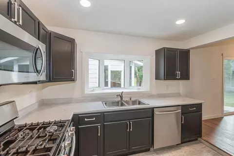 Kitchen - 915 5th Ave NE, Brainerd, MN 56401 photo 3 of 3