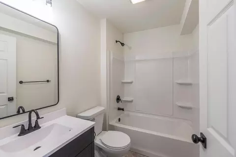Bath - 915 5th Ave NE, Brainerd, MN 56401 photo 1 of 2