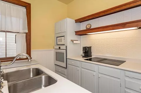 Kitchen - 1616 E 1st St, Duluth, MN 55812 photo 4 of 4