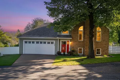 8868 Knollwood Dr, Eden Prairie, MN 55347