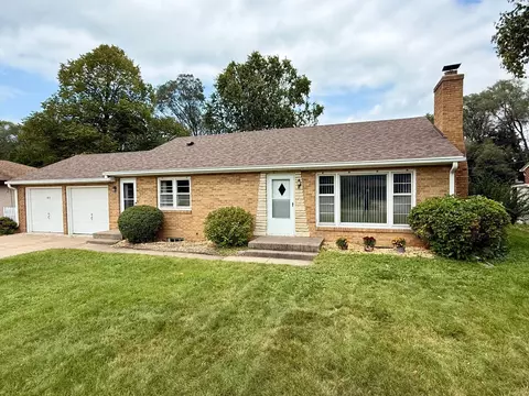 815 Sandhurst Dr W, Roseville, MN 55113