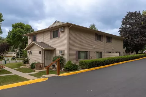 11 Meadow Run Dr SW #B, Rochester, MN 55902