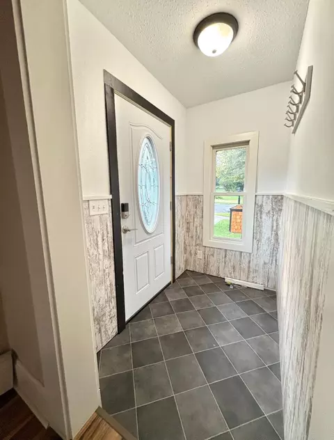 Entry Way - 5324 Juniata St, Duluth, MN 55804 photo 3 of 4