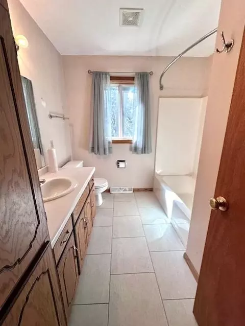 Bath - 1720 9th Ave SE, Saint Cloud, MN 56304 photo 1 of 2