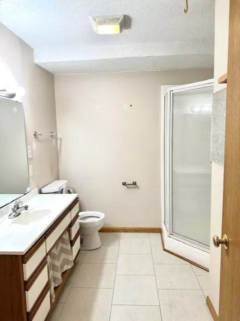 Bath - 1720 9th Ave SE, Saint Cloud, MN 56304 photo 2 of 2