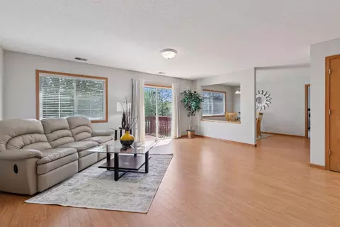 1515 Yorkshire Ln, Shakopee, MN 55379