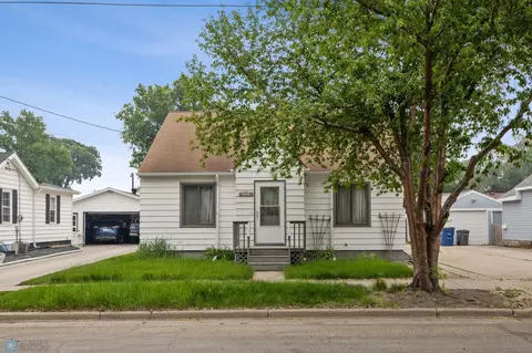 214 14th St N, Moorhead, MN 56560