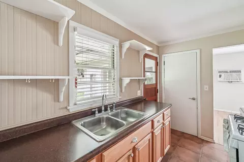 Kitchen - 150 Bell St, Excelsior, MN 55331 photo 3 of 4