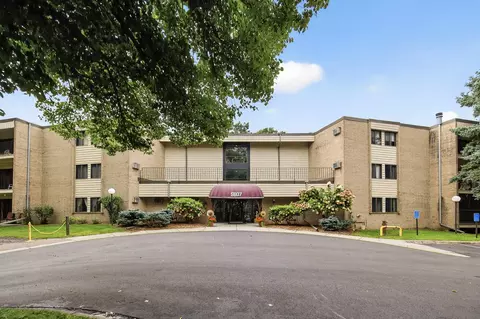 5607 Green Circle Dr #101, Minnetonka, MN 55343