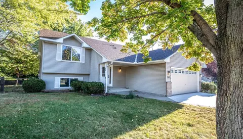 793 Lupine Ct, Shakopee, MN 55379