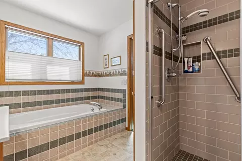 Bath - 1105 David Dr, Marshall, MN 56258 photo 4 of 13