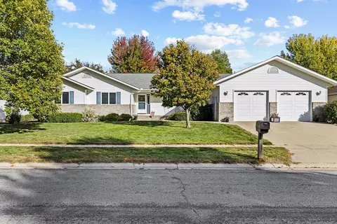 Exterior - 1105 David Dr, Marshall, MN 56258 photo 4 of 15