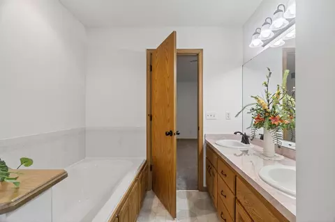 2490 Adele St, Maplewood, MN 55109 photo 29