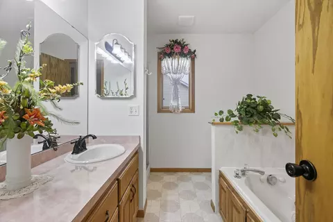 2490 Adele St, Maplewood, MN 55109 photo 28