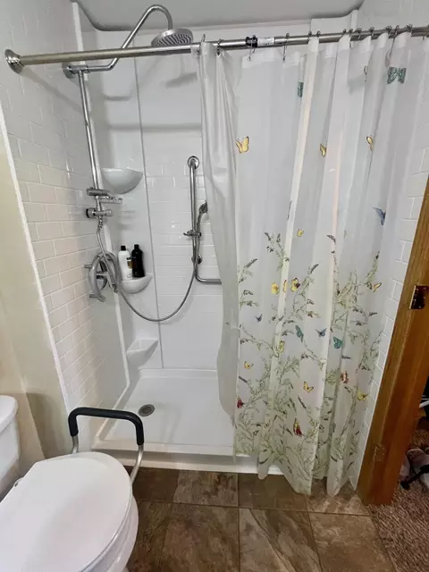Bath - 2565 20th Ave SE, Saint Cloud, MN 56304 photo 2 of 3