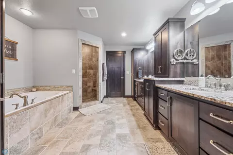 Bath - 120 Lindsey Ct, Mapleton, ND 58059 photo 2 of 4