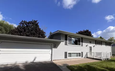 6884 8th Street Ln N, Oakdale, MN 55128