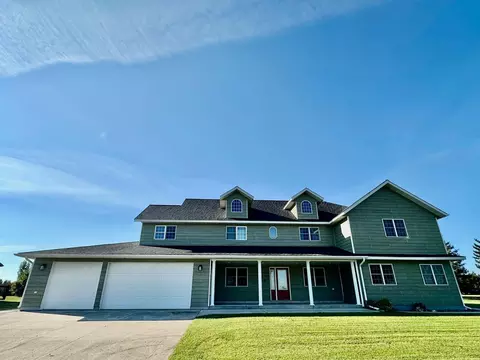 310 7th St SW, Roseau, MN 56751