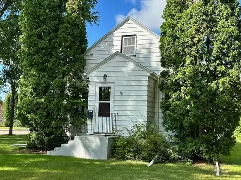 Exterior - 701 5th St NE, Staples, MN 56479 photo 2 of 3