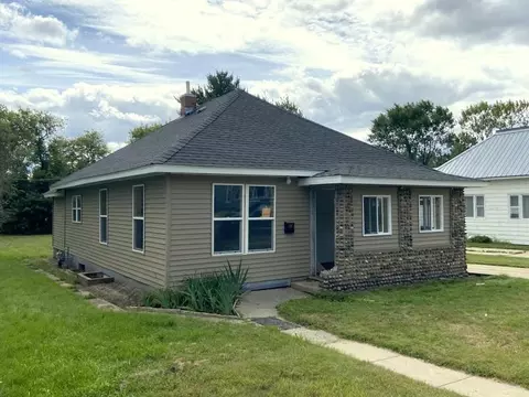 128 Dakota Ave SE, Staples, MN 56479