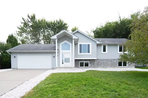 5905 Yucca Ln N, Plymouth, MN 55446