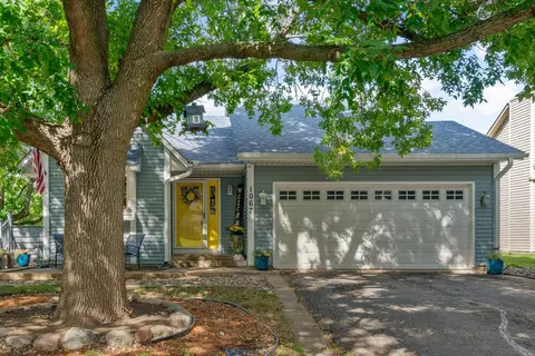 1067 Hummingbird Ln, Eagan, MN 55123