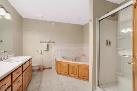 Bath - 1985 Cope Ave E, Maplewood, MN 55109 photo 2 of 3