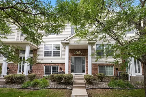 907 Ledgestone Dr, Mahtomedi, MN 55115