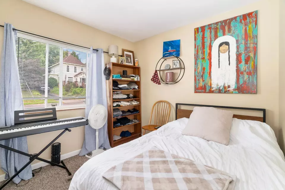 Bedroom - 1910 Greysolon Rd, Duluth, MN 55812 photo 2 of 5