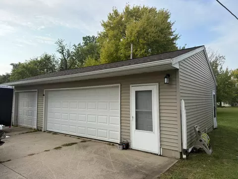 Exterior - 513 E 11th St, Albert Lea, MN 56007 photo 2 of 6
