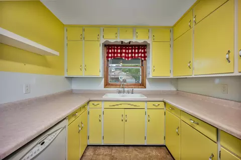 Kitchen - 1445 11th Ave, Windom, MN 56101 photo 3 of 4