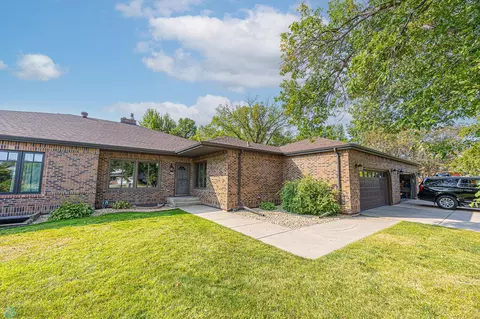 204 Oxbow Cir, Oxbow, ND 58047