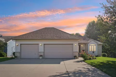 3325 White Oaks Ln, Woodbury, MN 55125