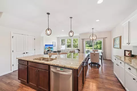 726 Maggie Way, Chanhassen, MN 55317