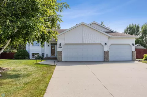 1822 33rd St S, Moorhead, MN 56560