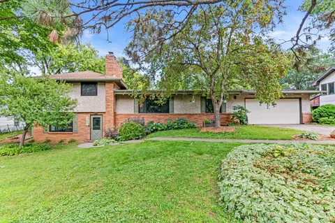 747 Redwood Ln, New Brighton, MN 55112