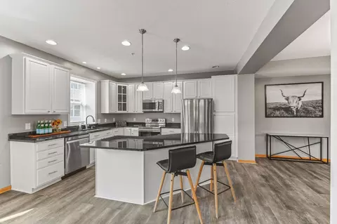 1671 Village Trl E #5, Maplewood, MN 55109