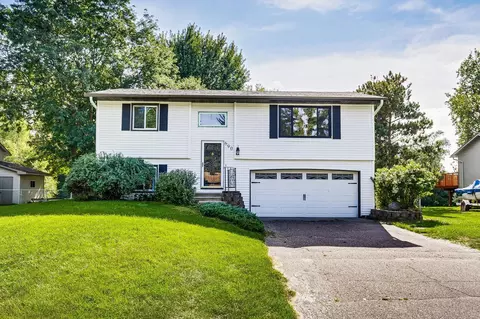 690 Schilling Cir NW, Forest Lake, MN 55025