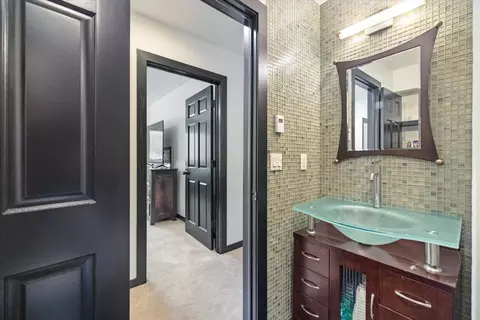 Bath - 925 Cliff Rd, Eagan, MN 55123 photo 6 of 7