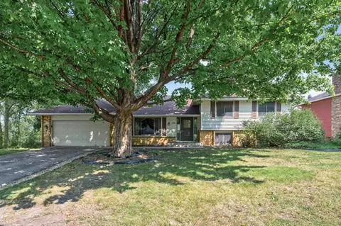 104 Knoll Cir E, Burnsville, MN 55337