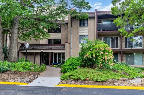 1690 Highway 36 W #216, Roseville, MN 55113