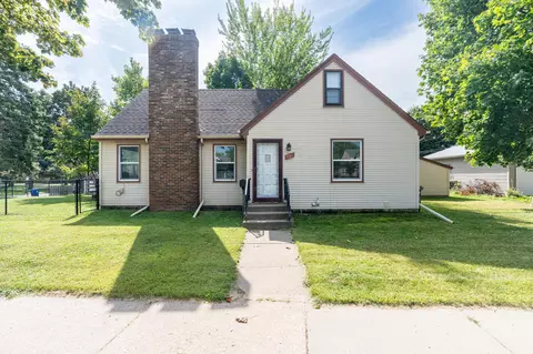 692 Wheelock Pkwy E, Saint Paul, MN 55106