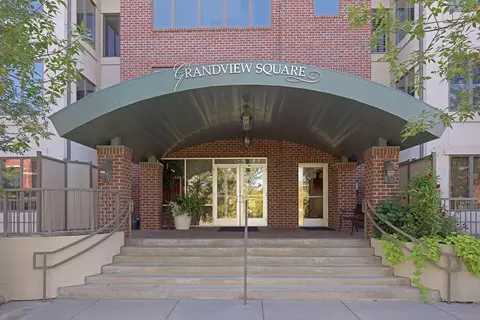 5225 Grandview Sq #206, Edina, MN 55436