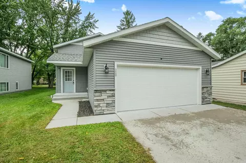 320 6th St S, Sauk Rapids, MN 56379